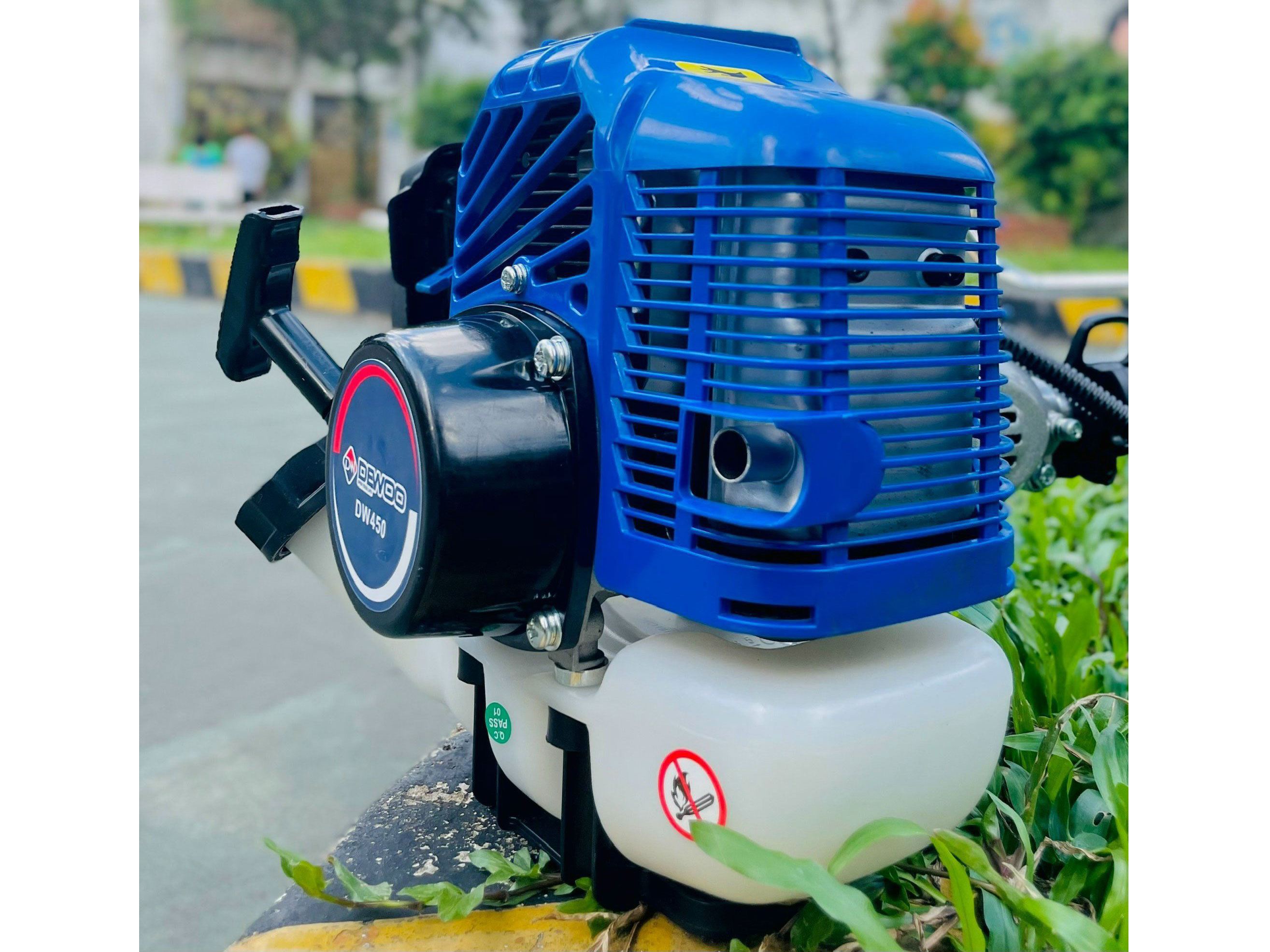 Máy cắt cỏ Dewoo DW450 dùng động cơ 2 thì