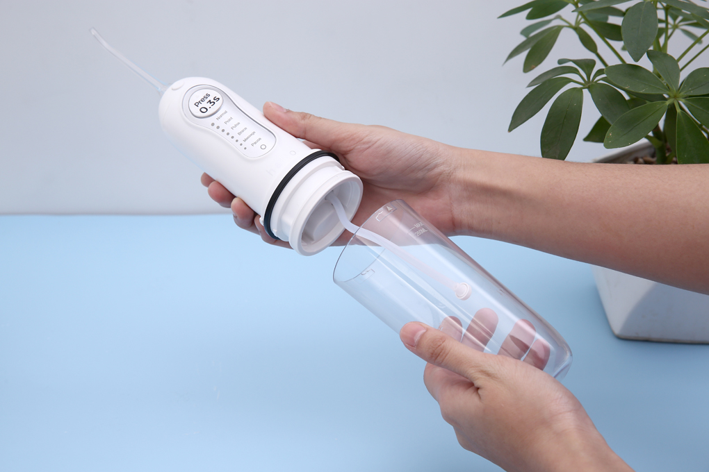 Thao tác tháo bình chứa nước