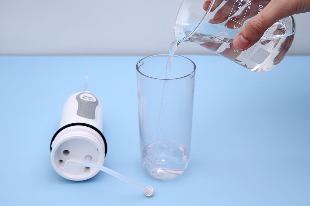 Thao tác đổ nước vào bình