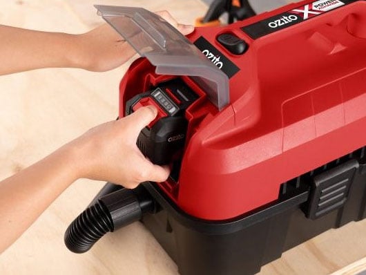 Máy hút bụi nhà xưởng Ozito thiết kế khoang chứa phụ kiện