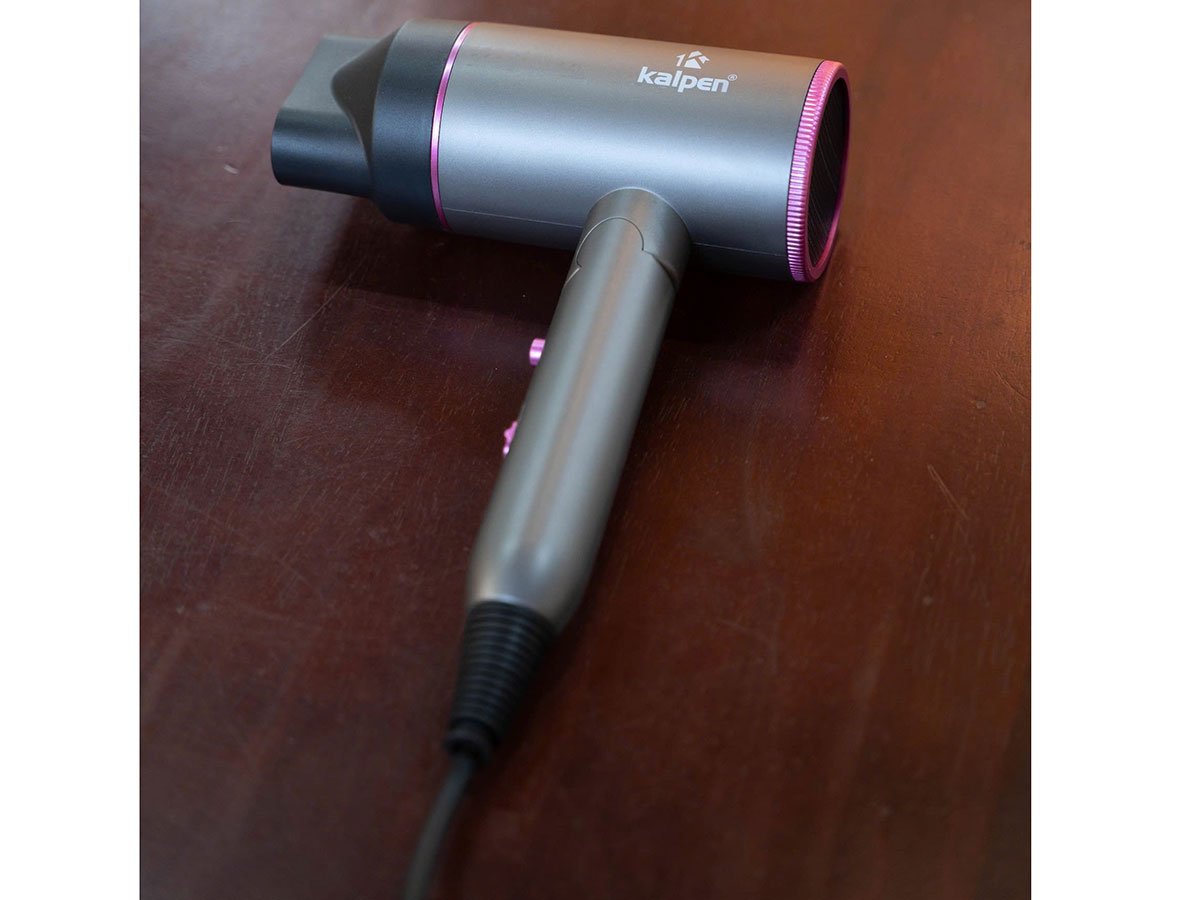 Máy sấy tóc khô nhanh nhờ công suất cao