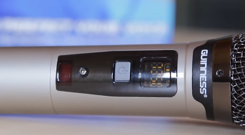 Micro không dây Guinness M-810S có chất âm trong trẻo, màn hình LCD hiển thị tần số dễ quan sát