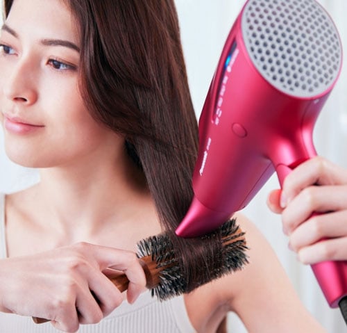 Máy sấy tóc Panasonic EH-NA98RP645 có đầu sấy hẹp thách thức mọi kiểu tóc
