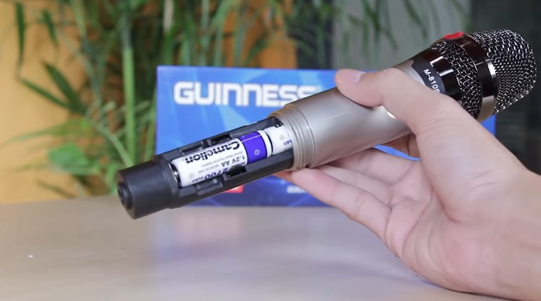Micro không dây Guinness M-810S sử dụng pin AA dễ tháo rời
