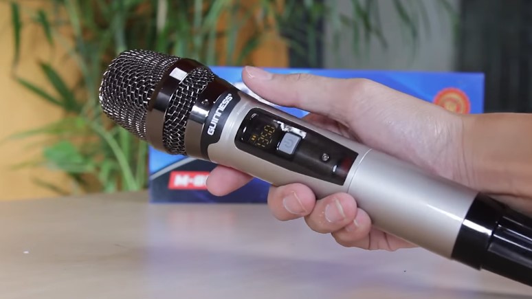 Micro không dây Guinness M-810S thiết kế nhỏ gọn, cầm chắc tay
