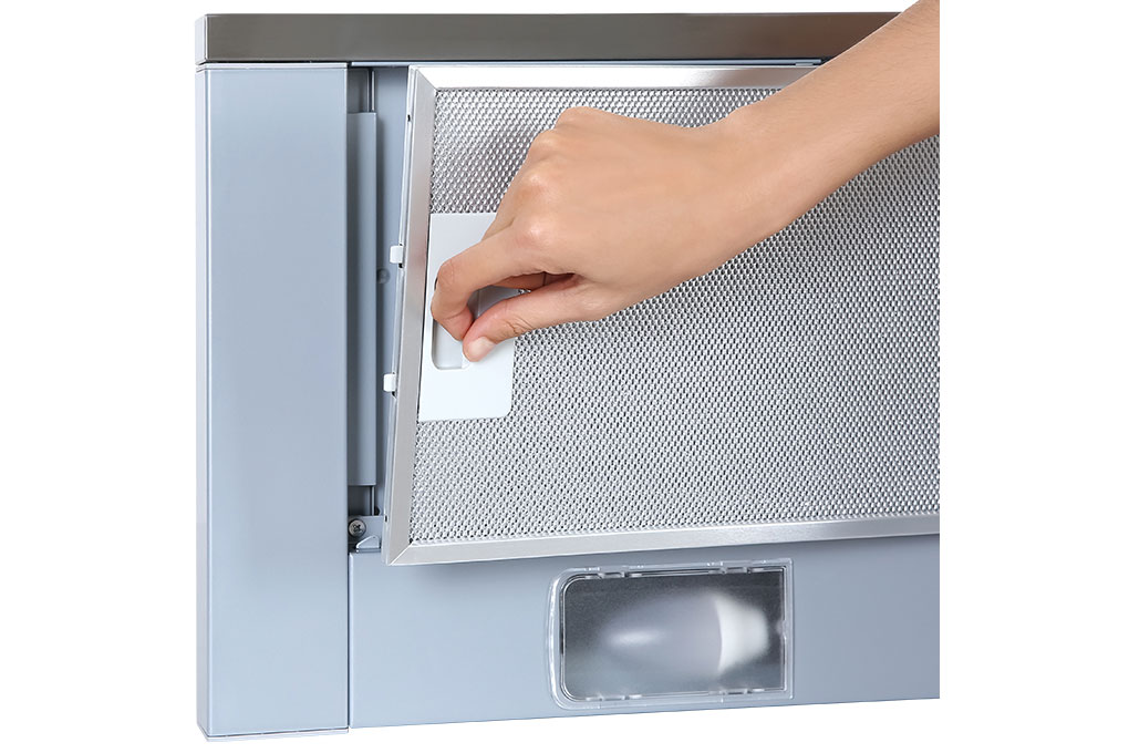 Thao tác tháo lưới lọc mỡ