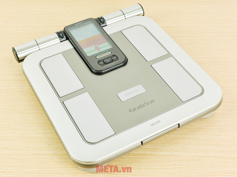 Đặt chân lên điện cực, hai tay cầm điện cực ở tay cầm và tiến hành đo