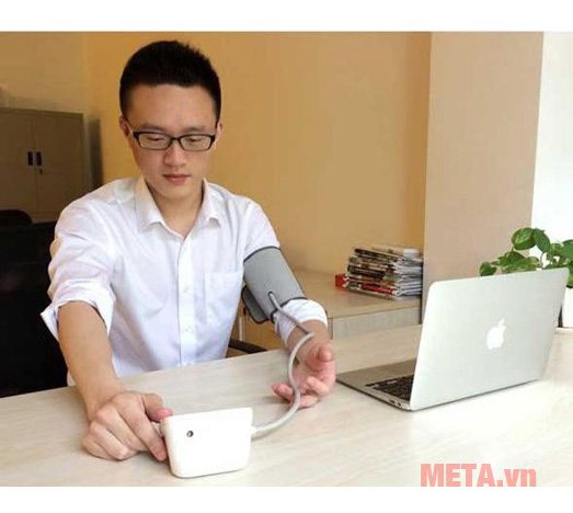 Tư thế đo máy đo huyết áp Yuwell YE660B