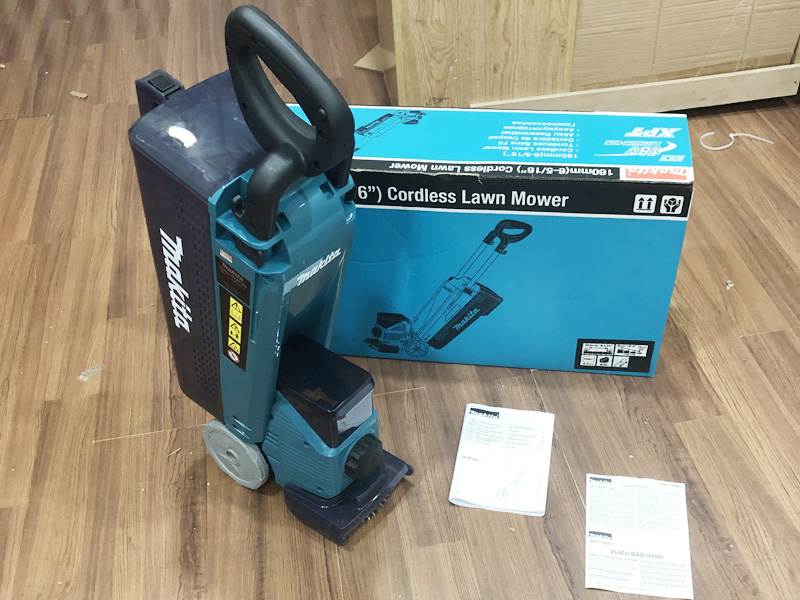 Trọn bộ máy cắt cỏ dùng pin Makita DLM160Z