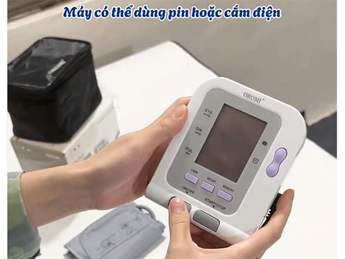 Máy đo huyết áp bắp tay dễ sử dụng, dùng pin hoặc Adapter