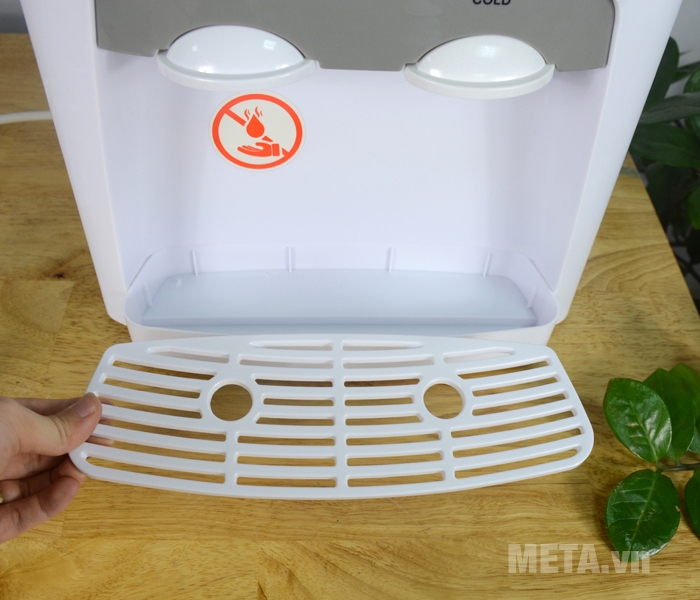 cây nước nóng lạnh Sunhouse SHD9601 có khay chứa nước thải dễ dàng thao rời