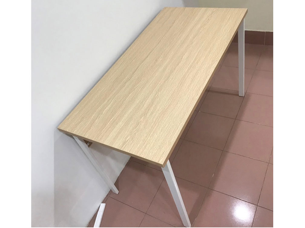 Mặt bàn làm từ gỗ