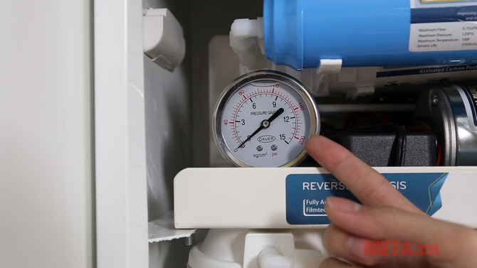 Đồng hồ đo áp suất nước và van điện từ