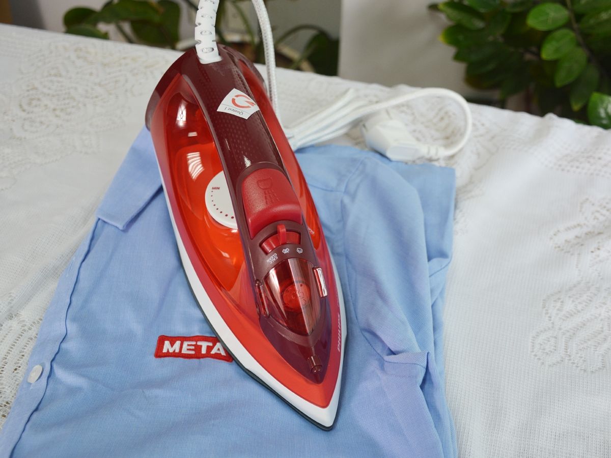 Bàn ủi hơi nước Philips GC1423/40 có chức năng tự xả cặn và vệ sinh nên sẽ rất an toàn cho máy.