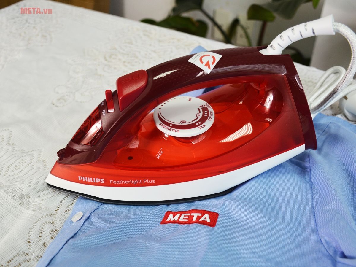 Thiết kế nhỏ gọn, có nút bấm và núm xoay để điều chỉnh nhiệt độ là/lượng hơi nước ra