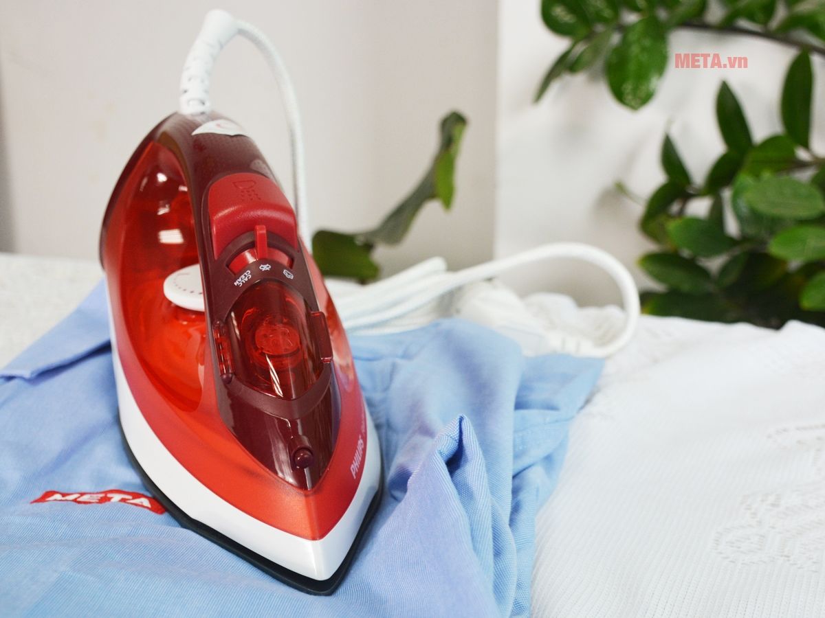 Bàn là Philips GC1423/40 thiết kế đẹp với màu đỏ nổi bật