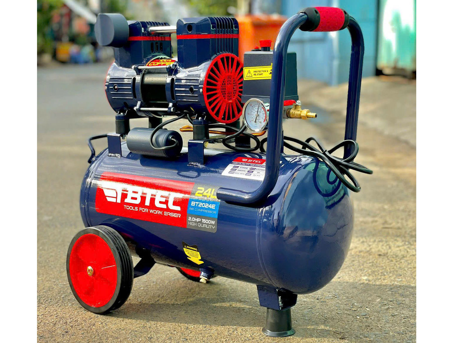 Máy nén khí không dầu BTEC BT-2024E vận hành rất êm ái, bền bỉ