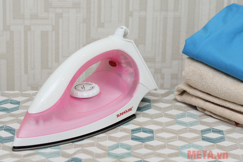 bàn là khô Sunhouse SHD1072 sở hữu thiết kế đẹp, sang trọng
