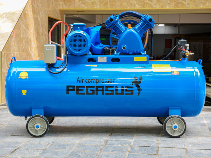 Máy nén khí Pegasus TM-V-0.6/8-330L có bánh xe di chuyển.