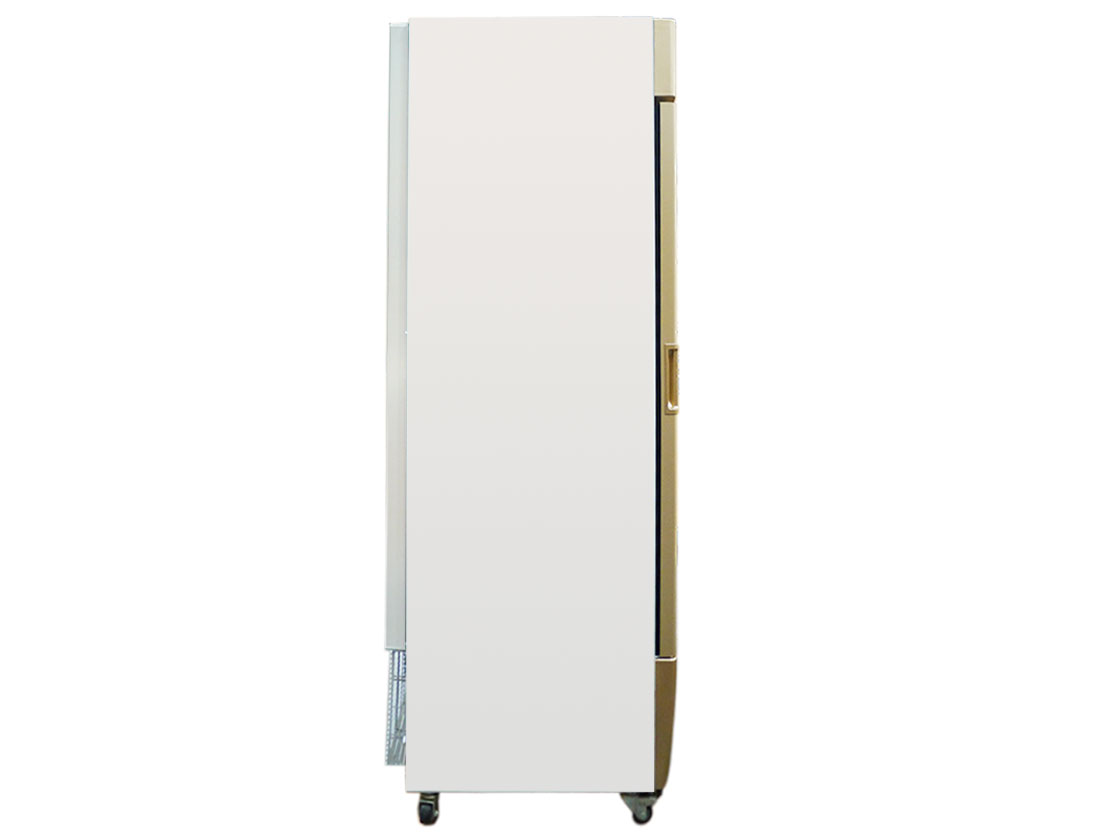 Cánh cửa của tủ đông Alaska IF-350G được trang bị khóa an toàn tiện lợi