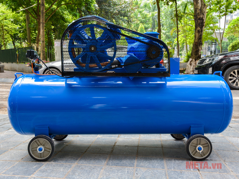 Máy nén khí Pegasus TM-V-0.6/8-330L (5.5HP) có thùng chứa kích thước lớn.