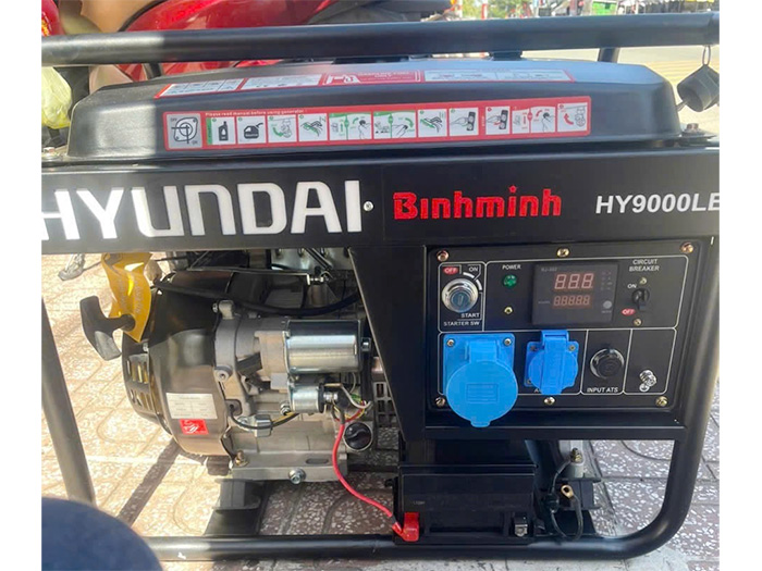 Bảng điều khiển của máy phát điện Hyundai HY 9000LE được bố trí ở ngay mặt trước giúp bạn dễ điều khiển