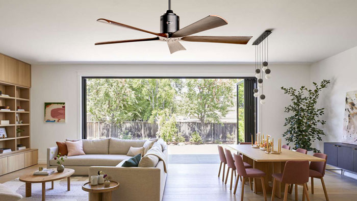 Quạt trần Kaiyokukan Shiga 011 BK còn được trang bị tính năng đảo chiều