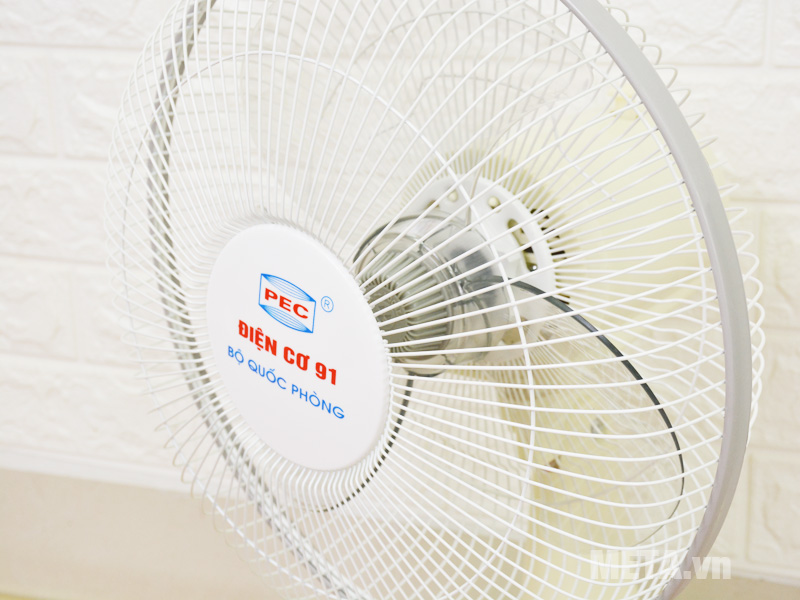 Quạt ắc quy Điện Cơ 91 QB-300/AQT cho khả năng làm mát tốt, linh hoạt