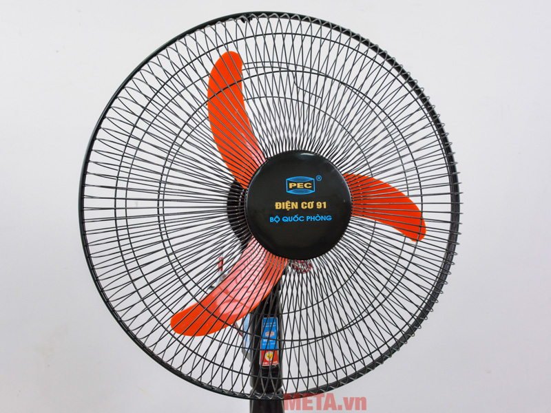 Lồng quạt đan khít, bên trong là 3 cánh quạt