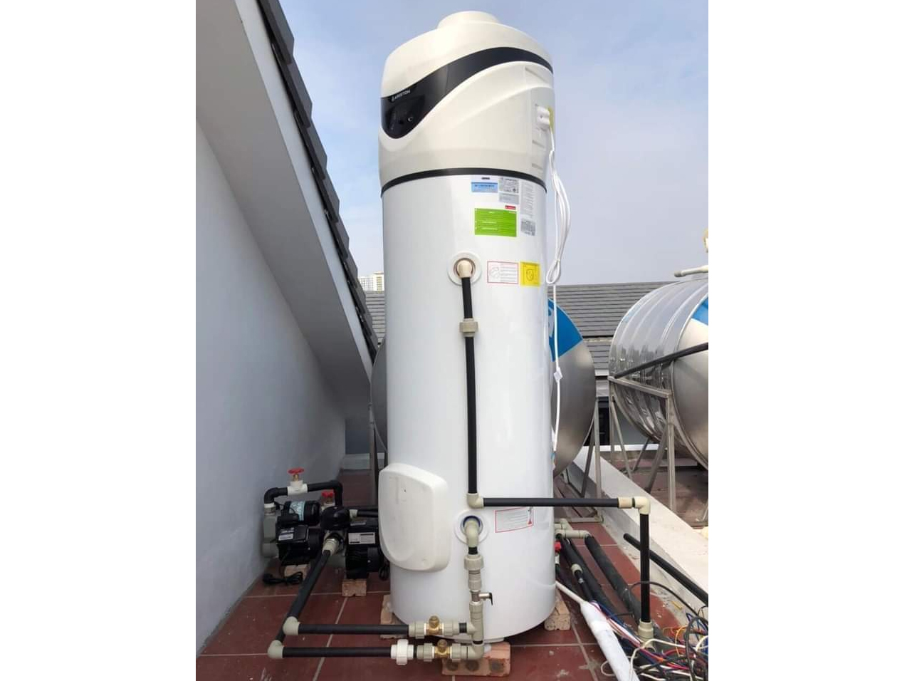Ariston Nuos Primo HC 240L được tráng men titan ở bình chứa